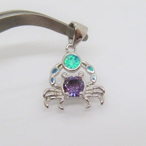 Colgante vintage de plata de ley con ópalo azul y cangrejo de amatista