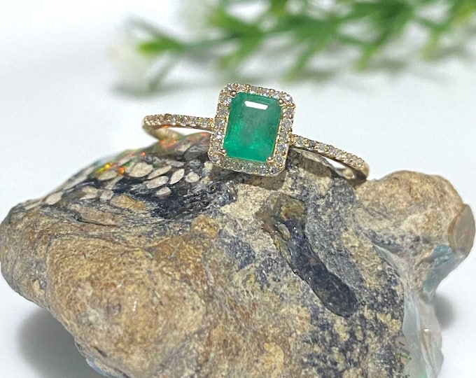 Vintage 14K Solid Yellow Gold Natural Emerald & Diamond Ring Size 7
