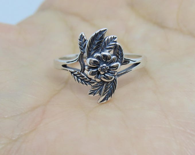 Vintage Sterling Silver Flower Leaf  Ring Size 7