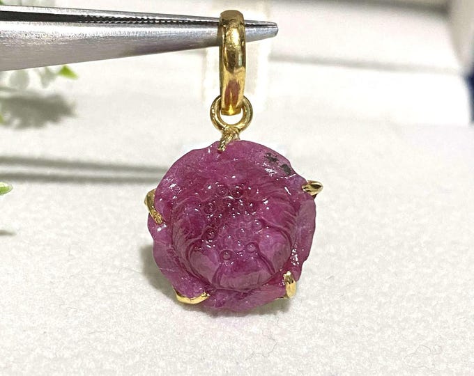 Vintage 14K Solid Yellow Gold 10ctw Natural Ruby Carved Flower Pendant.