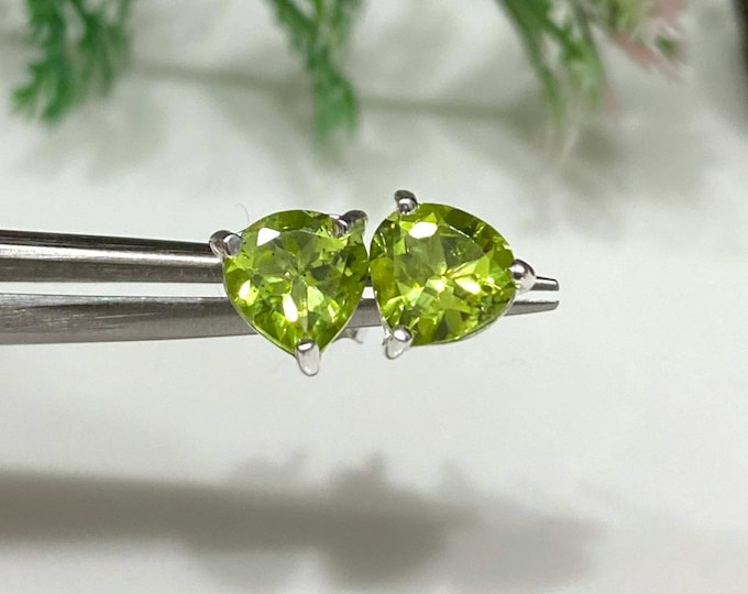 Vintage Sterling Silver Natural Peridot Earrings.