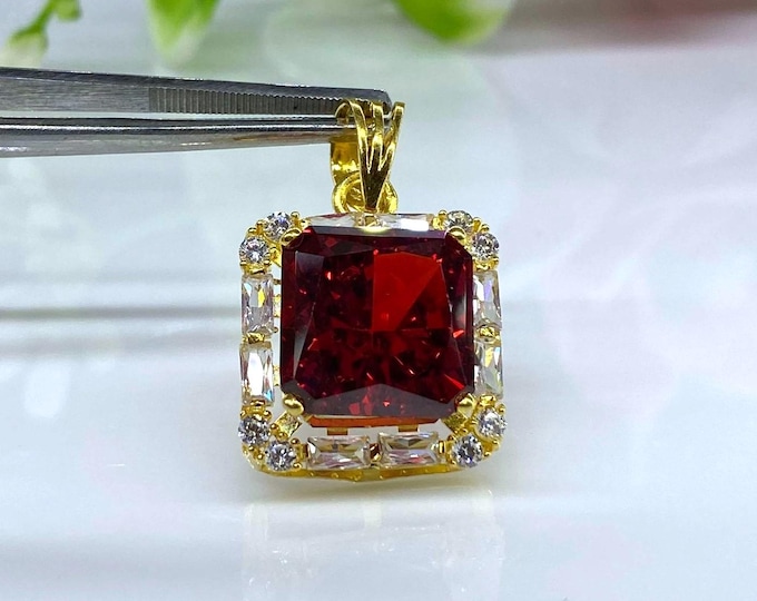 Vintage 15K 610 Solid Gold Garnet & White Topaz Pendant.