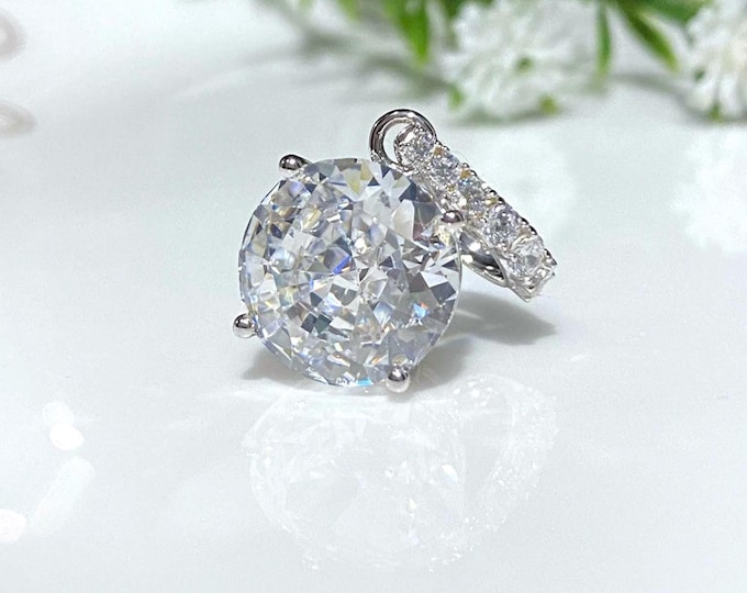 Vintage 15K 610 Solid White Gold Round cut White Sapphire & White Topaz Pendant.