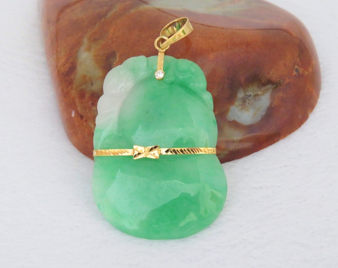 Vintage 18K Solid Yellow Gold Translucent Green, White Jadeite Jade Carved Ruyi Pendant
