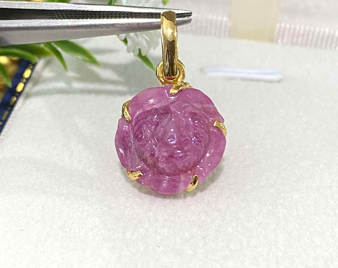 Vintage 14K Solid Yellow Gold 7.0ctw Natural Ruby Carved Flower Pendant.