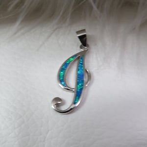 Pingente de letra I de opala azul de prata esterlina