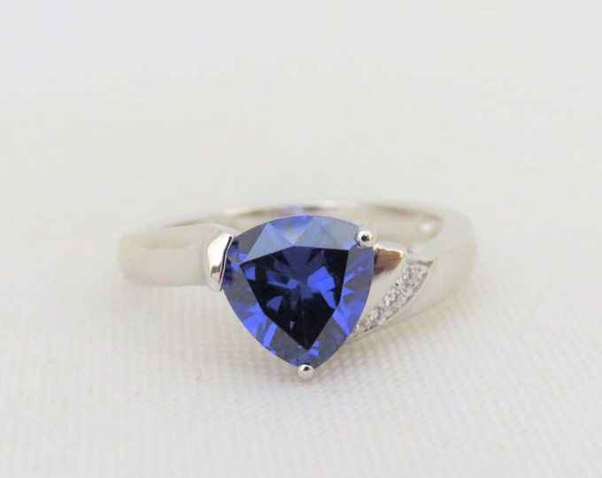 Vintage Sterling Silver Trillion cut Tanzanite & White Topaz Ring.