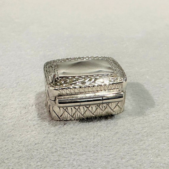 Vintage Sterling Silver Rectangular Edged Pill Box - image 4