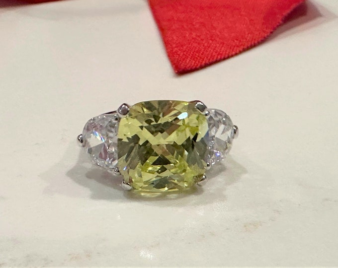 Vintage Sterling Silver Peridot & White Topaz Three Stone Ring.