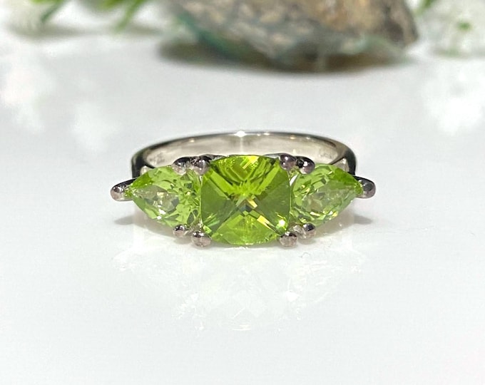 Vintage Sterling Silver Natural Peridot Engagement Ring Size 7
