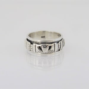 Vintage Claddagh Sterling Silver Band Ring Size 7