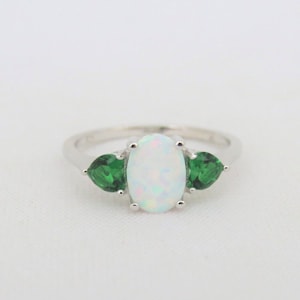 Vintage Sterling Silver White Opal & Emerald Ring Size 6