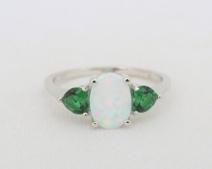 Vintage Sterling Silver White Opal & Emerald Ring Size 6