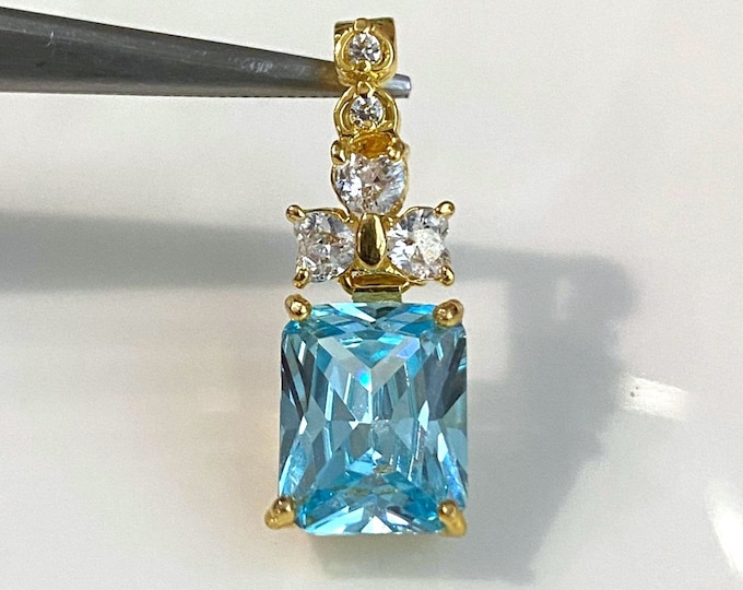 Vintage 15K 610 Solid Gold Aquamarine & White Topaz Rectangular Pendant.