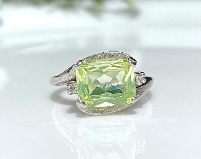 Vintage 1960s 10K Solid White Gold 3.82ct Peridot & Diamond Ring Size 6