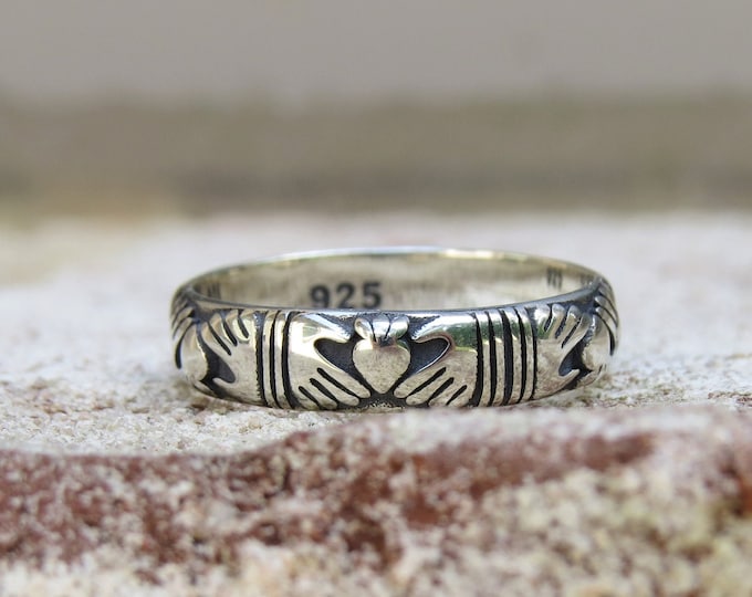 Claddagh Sterling Silver Band Ring.