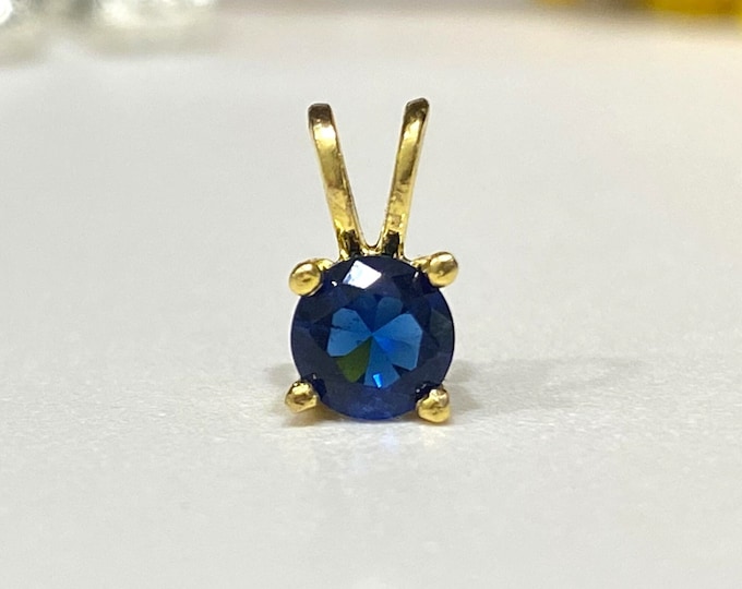 Vintage 18K Solid Gold Round cut Blue Sapphire Tiny Pendant. 5MM