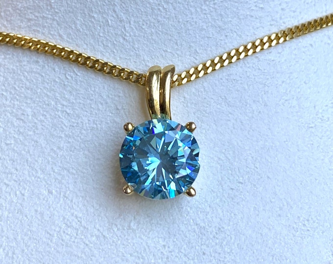 Vintage 18K Solid Gold Round cut Aquamarine Solitaire Pendant 10MM.