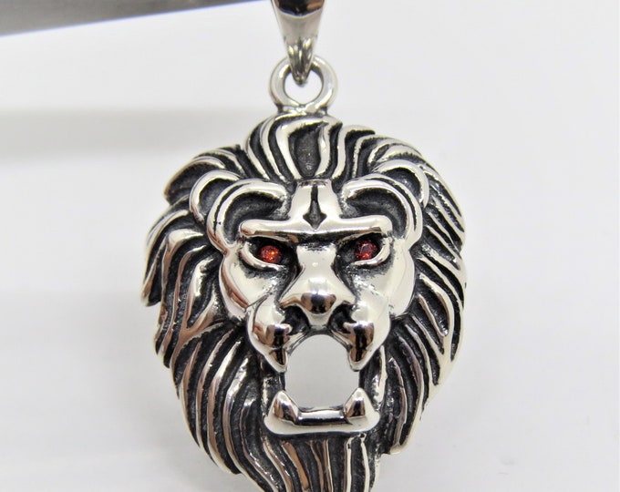 Vintage Sterling Silver Lion Garnet on eyes Pendant