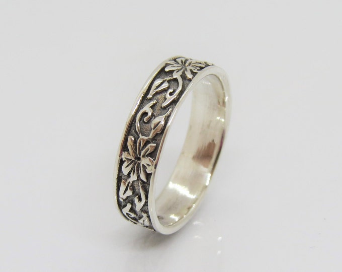 Vintage Sterling Silver Carved Flower Leaf Band Ring.