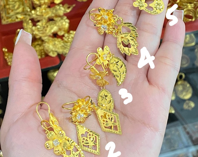 Vintage 24K 980 Solid Gold Diamond cut White Topaz Dangle Earrings.