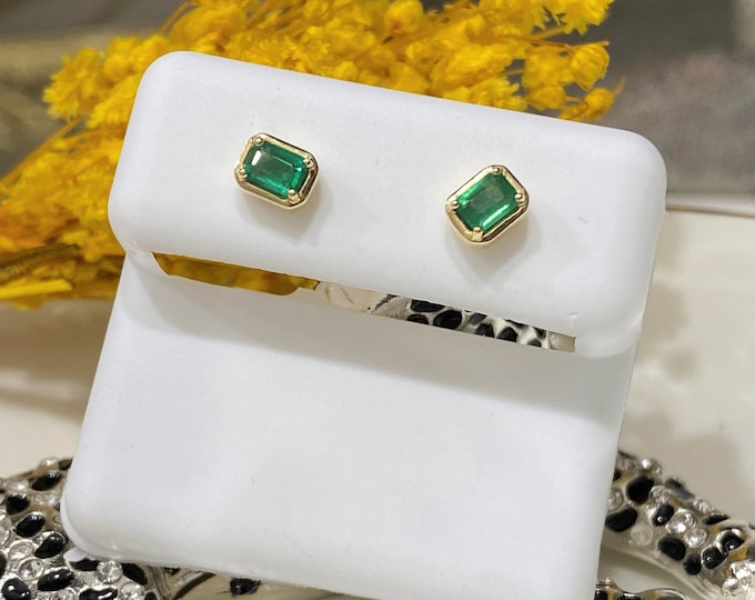 Vintage 14K Solid Yellow Gold Genuine Zambian Emerald Screw back Earrings.