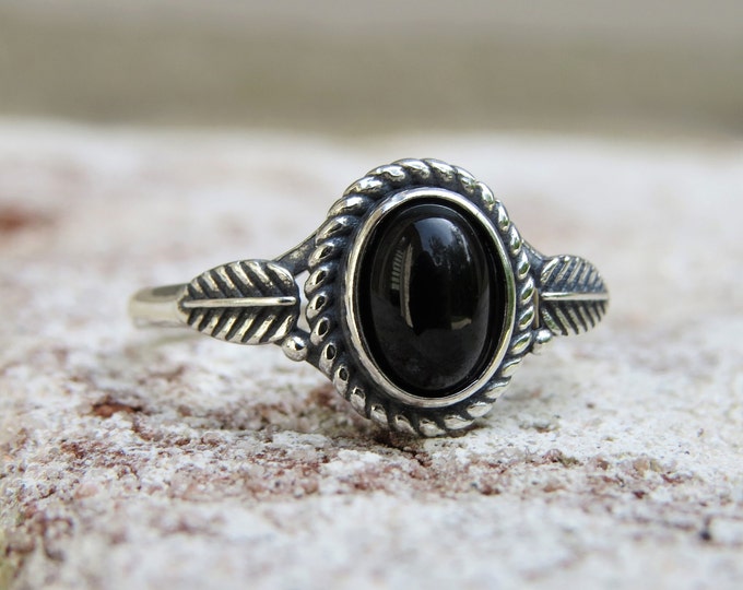 Vintage Sterling Silver Black Onyx Leaf Ring.