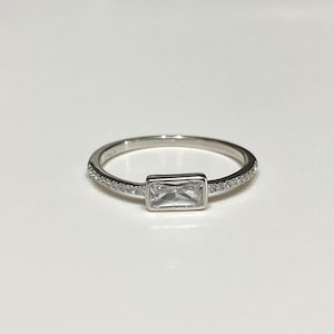 Vintage Sterling Silver White Topaz Thin Band Ring.