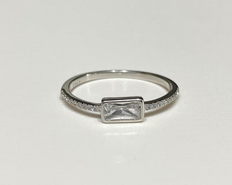 Vintage Sterling Silver White Topaz Thin Band Ring.