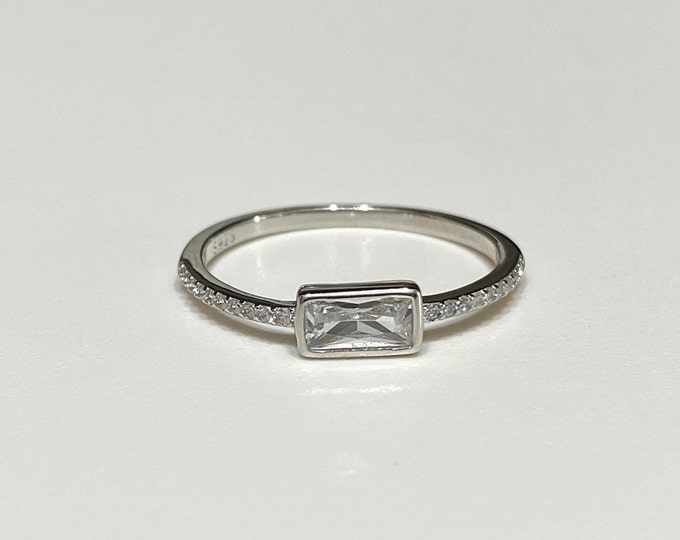 Vintage Sterling Silver White Topaz Thin Band Ring.