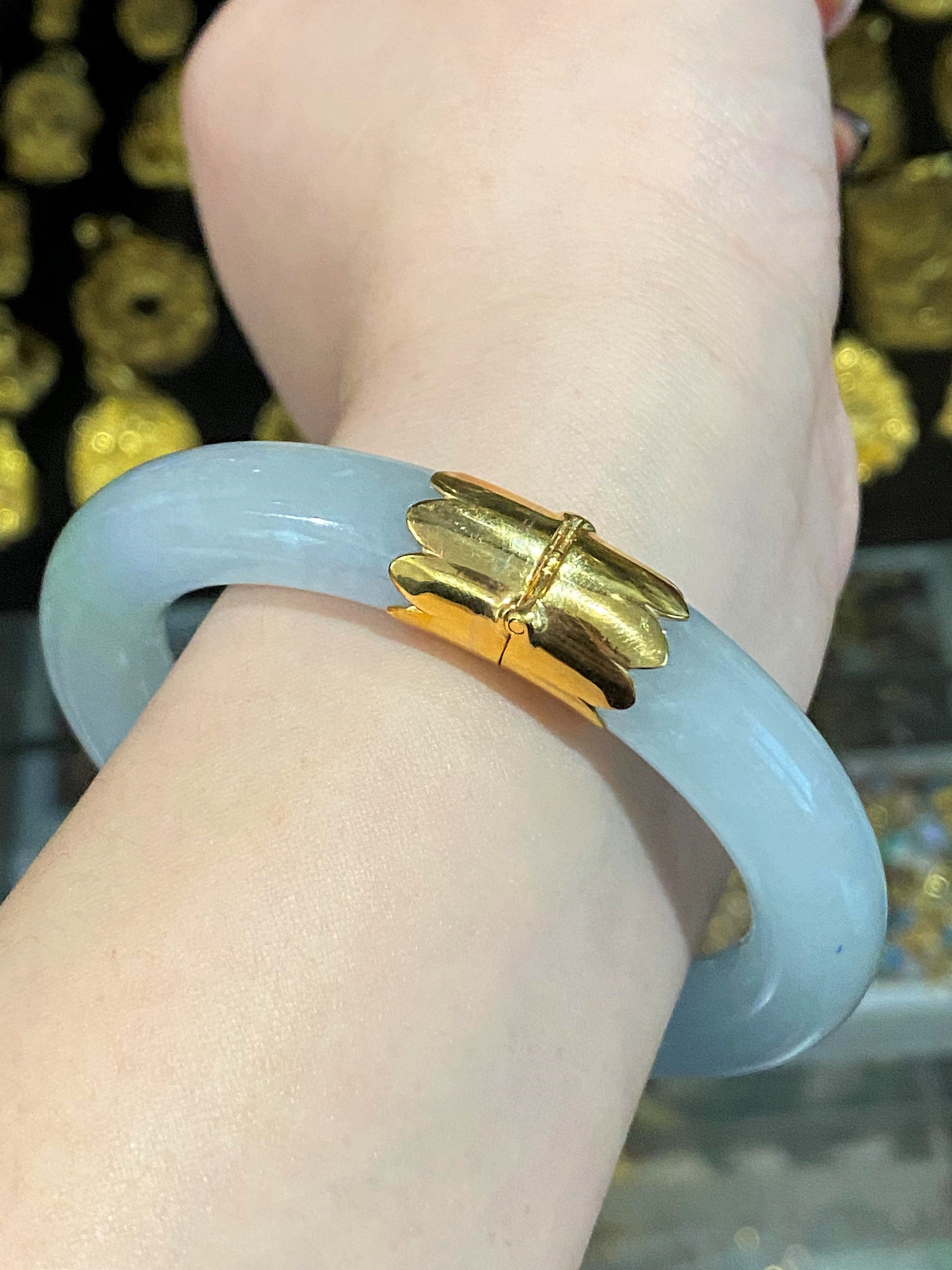Vintage 18K Solid Yellow Gold Translucent Light Green Green Vintage 18K Solid Yellow Gold Translucent Light Green Green