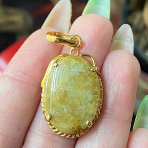 Vintage 18K Solid Gold Yellow, Honey Jadeite Jade Oval Pendant.