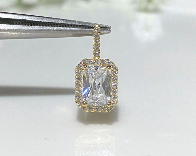 Vintage 14K Solid Yellow Gold White Topaz Pendant.