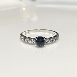 Vintage sterlingzilveren zwarte onyx gesneden bandring.