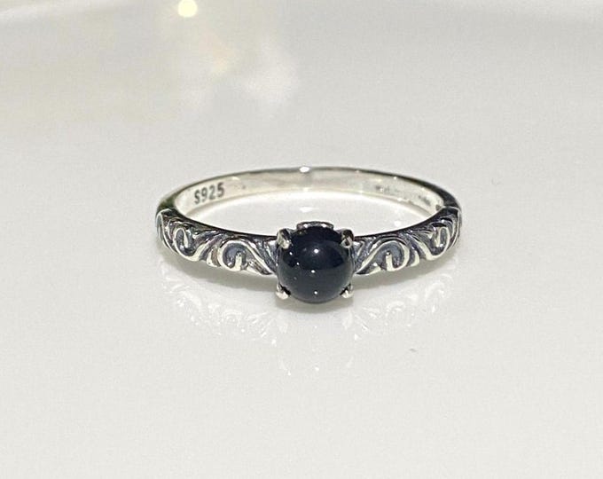 Vintage Sterling Silver Black Onyx Carved Band Ring.