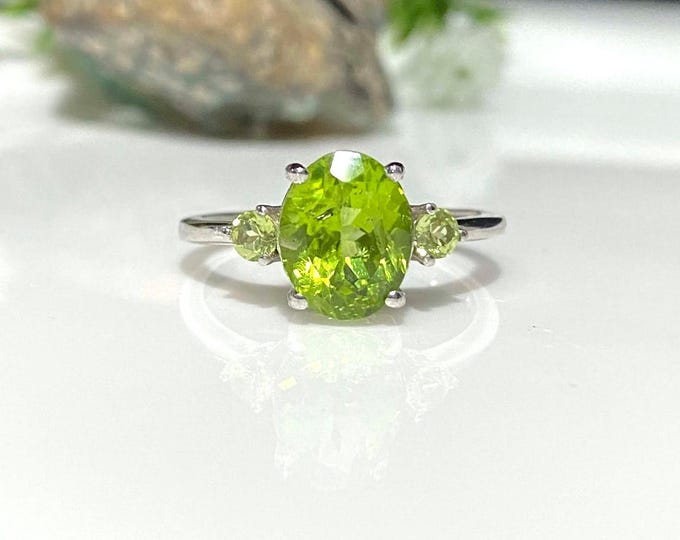 Vintage Sterling Silver Natural Oval cut Peridot Ring Size 8