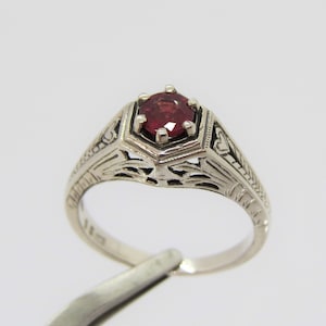 Vintage Sterling Silber Rubin geschnitzt filigraner Ring Größe 6,7,8