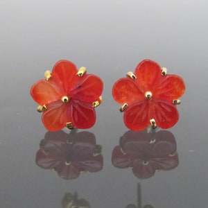 Vintage 18K Solid Yellow Gold Red Jadeite Jade Flower Stud Earrings