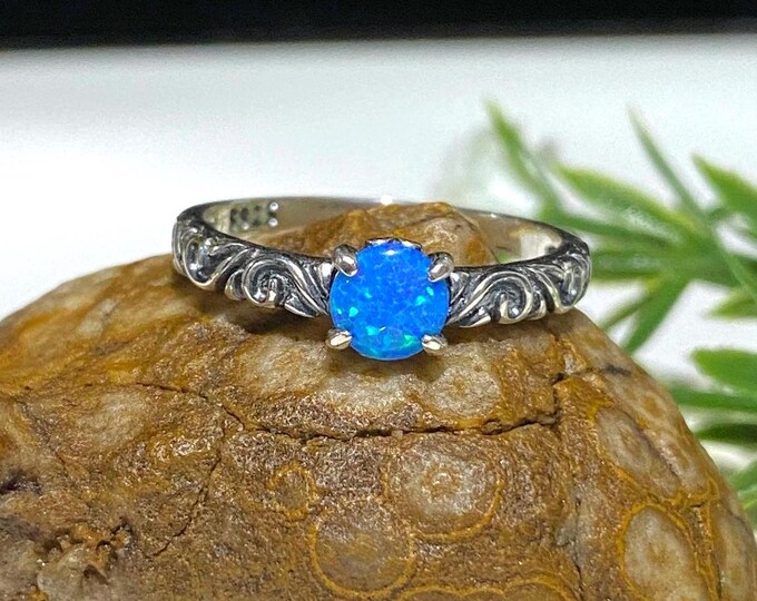 Vintage Sterling Silver Blue Opal carved Band Ring.