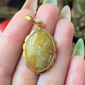 Vintage 18K Solid Gold Yellow, Honey Jadeite Jade Oval Pendant.