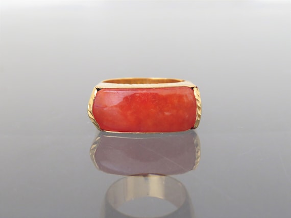 Vintage 18K Yellow Gold Red Jadeite Jade Saddle Ri