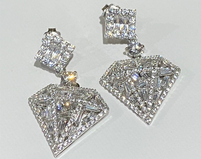 Vintage 18K 750 Solid White Gold Diamond Shape White Topaz Earrings.