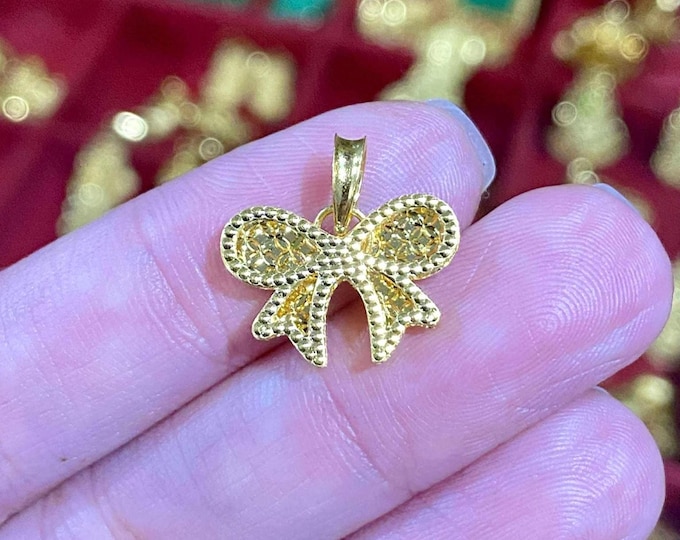 Vintage 24K 999 Solid Yellow Gold Diamond cut Ribbon Bow Pendant.