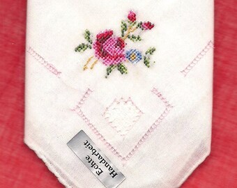 1 mouchoir blanc d'environ 27cm brodé à la main avec une rose