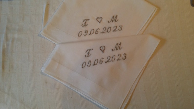 2 x mouchoir brodé de lettres coeurs, date image 10