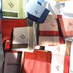 Pañuelo vintage bordado con letra o más