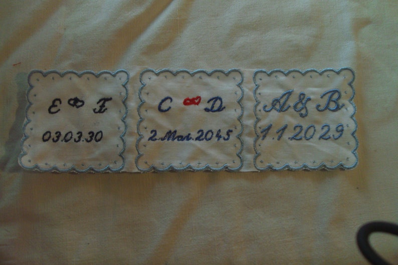 2 x mouchoir brodé de lettres coeurs, date image 3