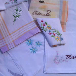 Pañuelo para bautizo con nombre bordado, fecha, paloma, laurel y flor.