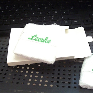 Zweetband geborduurd met cijfers, letters of meer, tennisracket, naam, datum, nummer