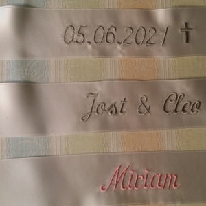 Satin ribbon embroiderd text motiv